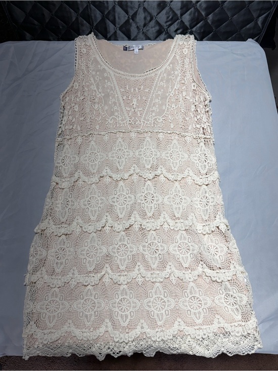 Jennifer Lopez Dresses & Skirts - Jennifer Lopez Cream Crochet Shift Dress